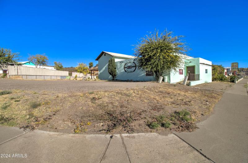 1605 E Ash St-16