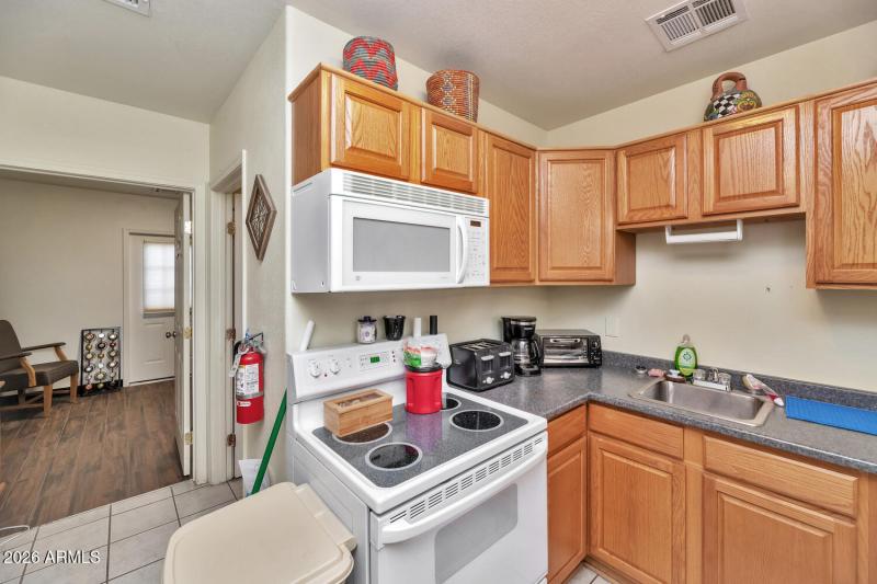 760 W Wickenburg Way-large-036-024-TOD73