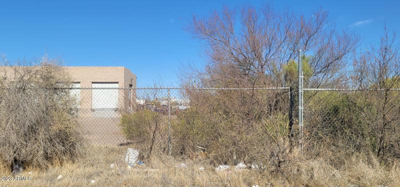 50 W 9th St fence