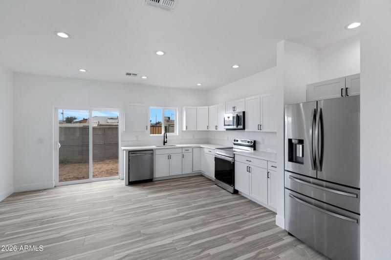 1523 W Hadley St-8