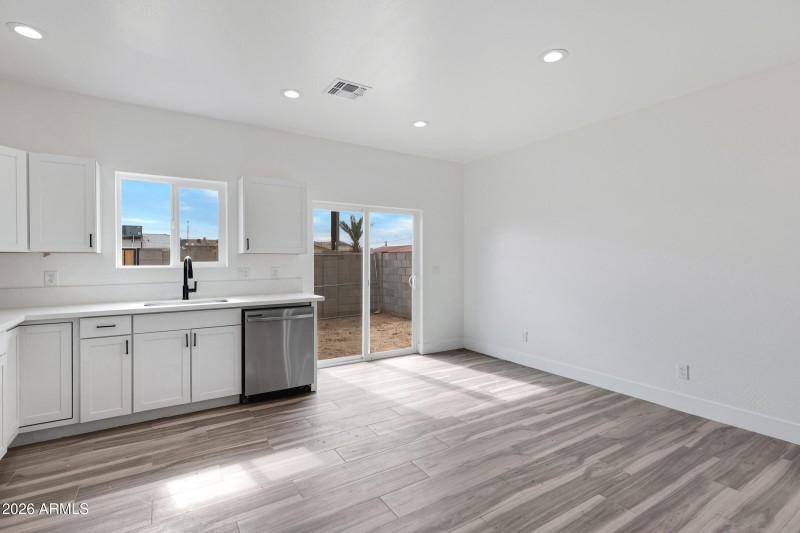 1523 W Hadley St-39