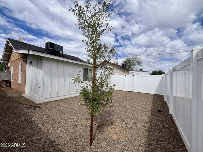921 Private Yard
