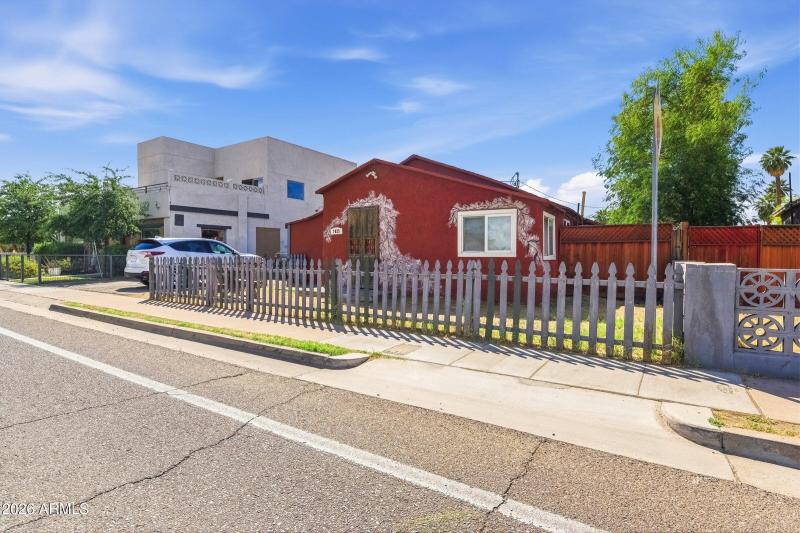 9-custom-1025 E Roosevelt St-9