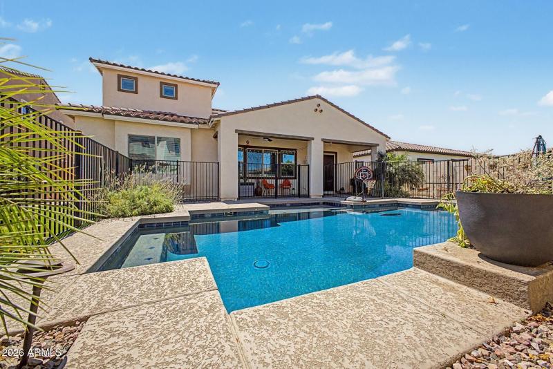 Backyard Pool w/ Jacuzzi Bench