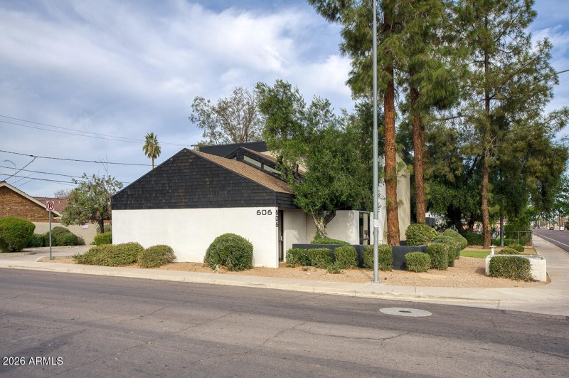 606 N STAPLEY DR