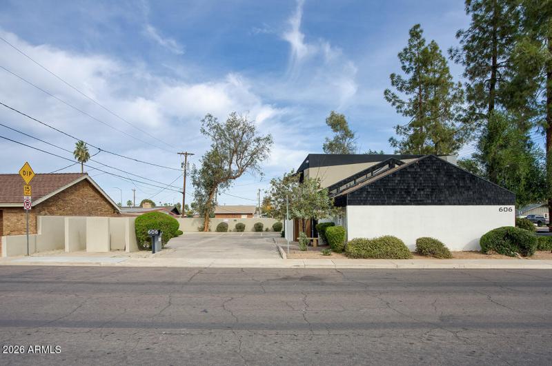 606 N STAPLEY DR