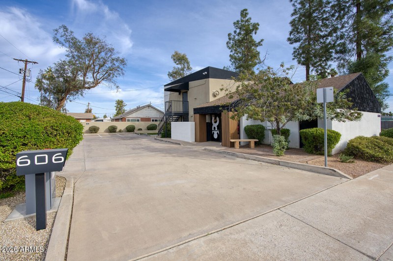 606 N STAPLEY DR