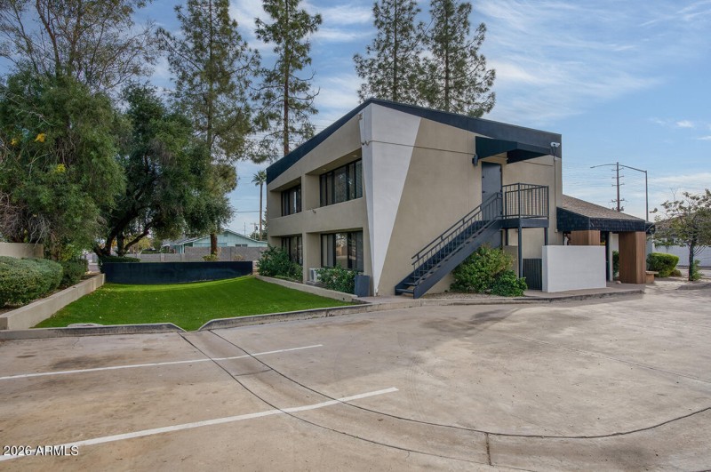 606 N STAPLEY DR