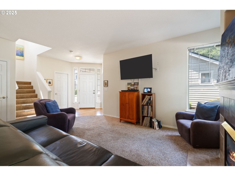 Living Room/Entrance