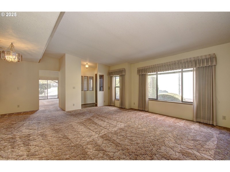 Living Room/Entrance