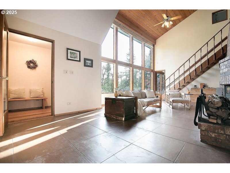 Living Room/Entrance