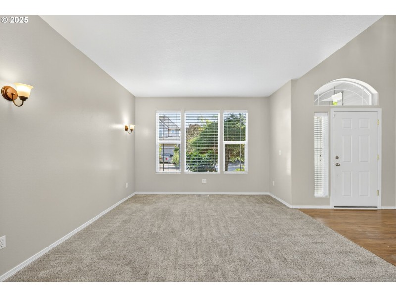 Living Room/Entrance