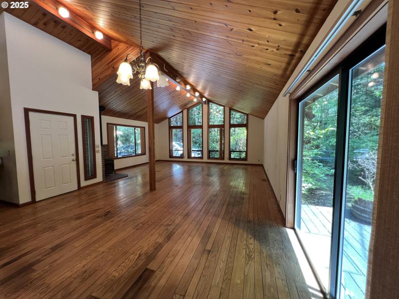 Living Room/Entrance