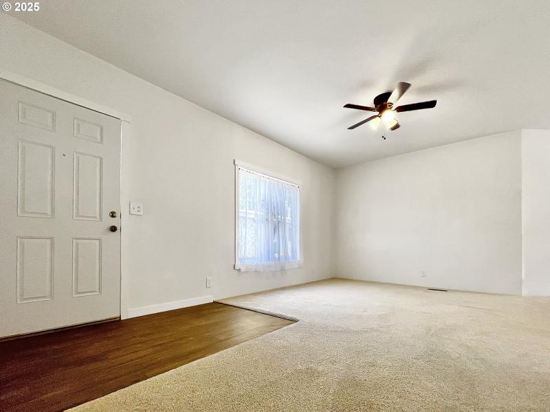 Living Room/Entrance