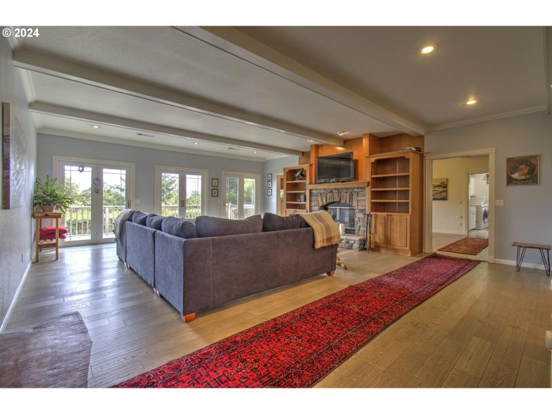 Living Room/Entrance