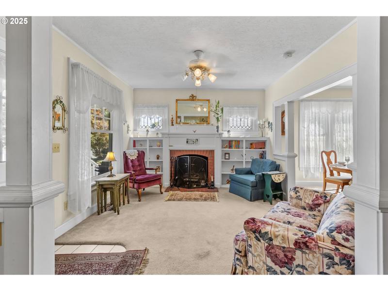 Living Room/Entrance