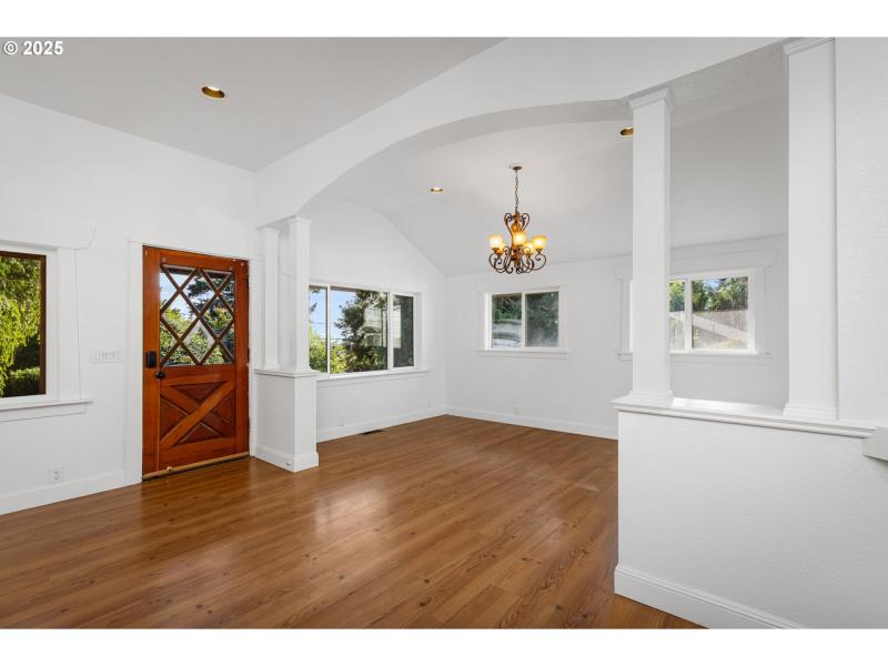 Living Room/Entrance