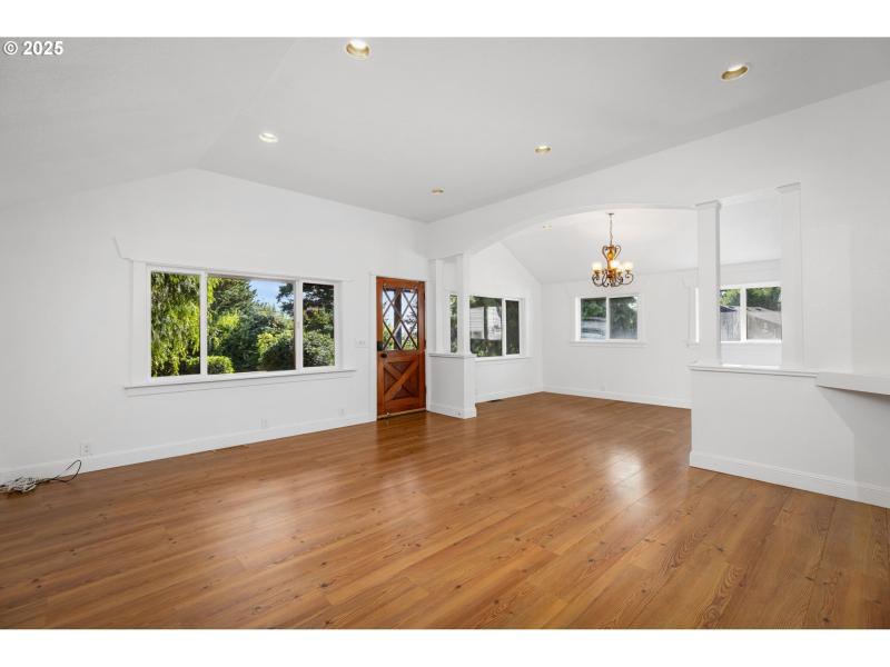 Living Room/Entrance