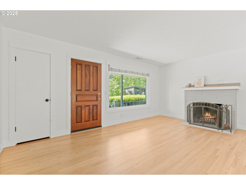 Living Room/Entrance