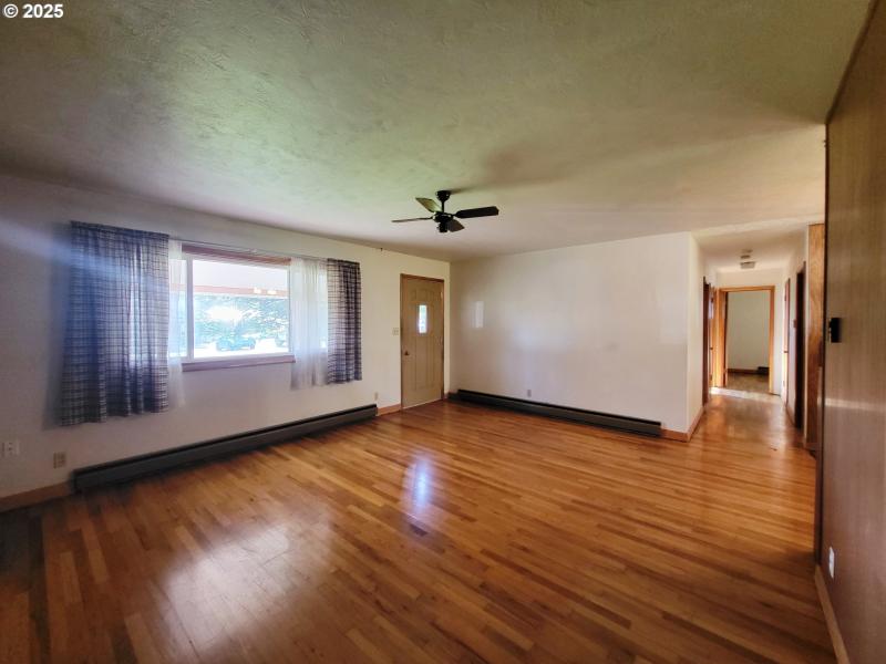 Living Room/Entrance