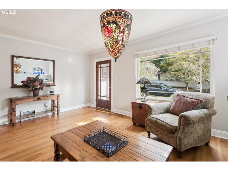 Living Room/Entrance