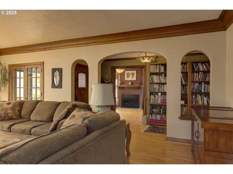 Living Room/Entrance