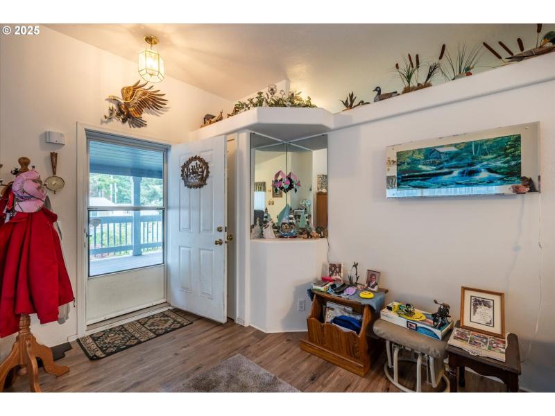 Living Room/Entrance