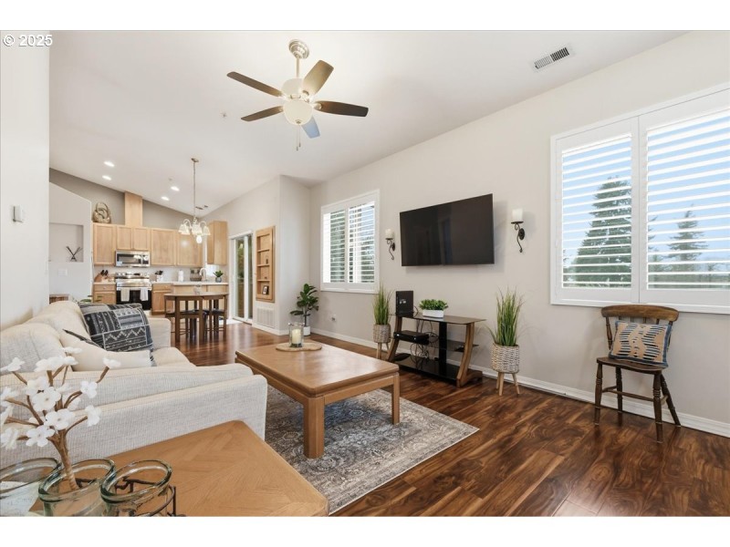 Living Room/Entrance