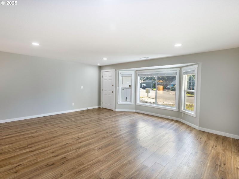 Living Room/Entrance