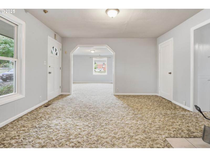 Living Room/Entrance