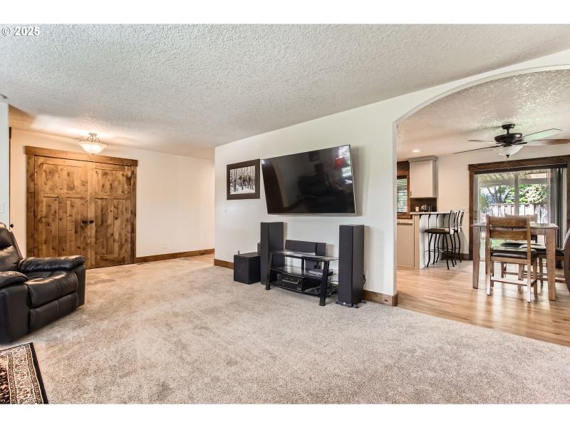 Living Room/Entrance