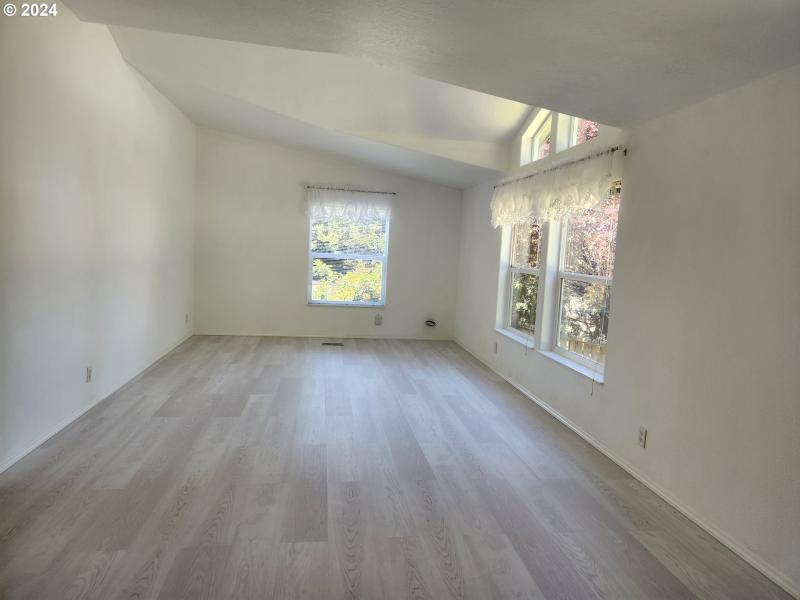 Living Room/Entrance