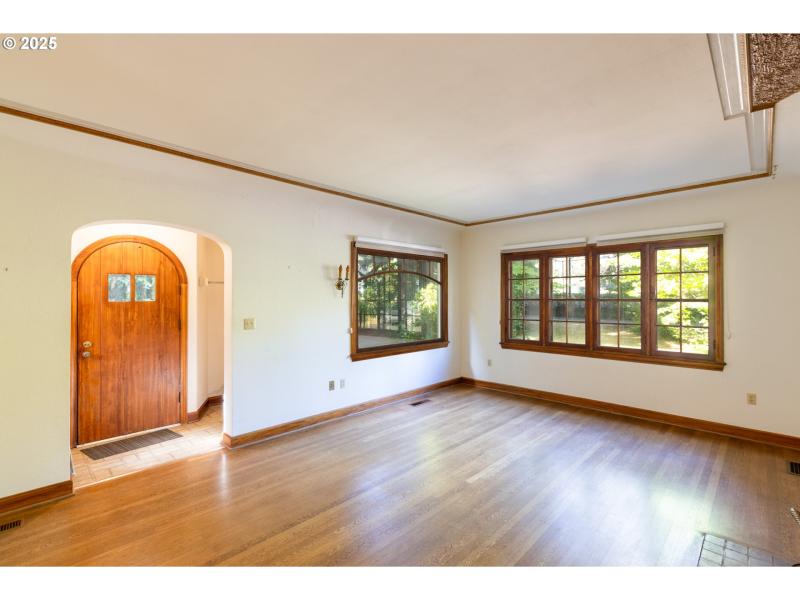 Living Room/Entrance