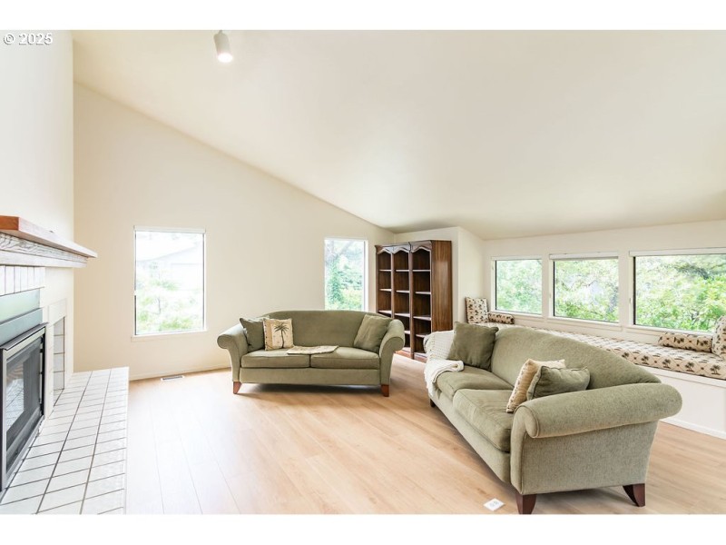 Living Room/Entrance