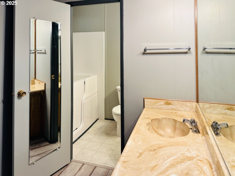 Owner's Suite Bathroom