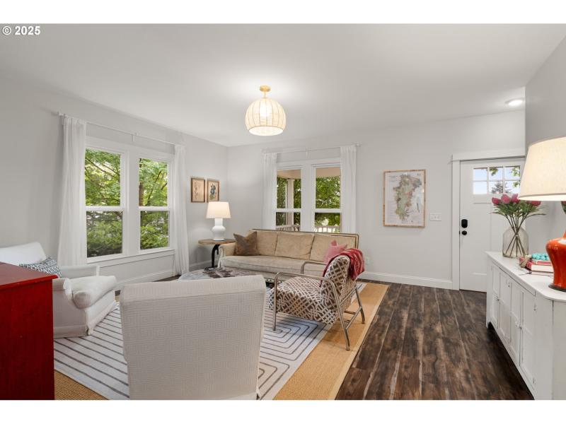 Living Room/Entrance