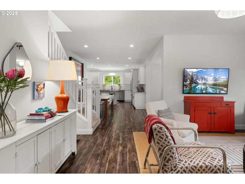 Living Room/Entrance