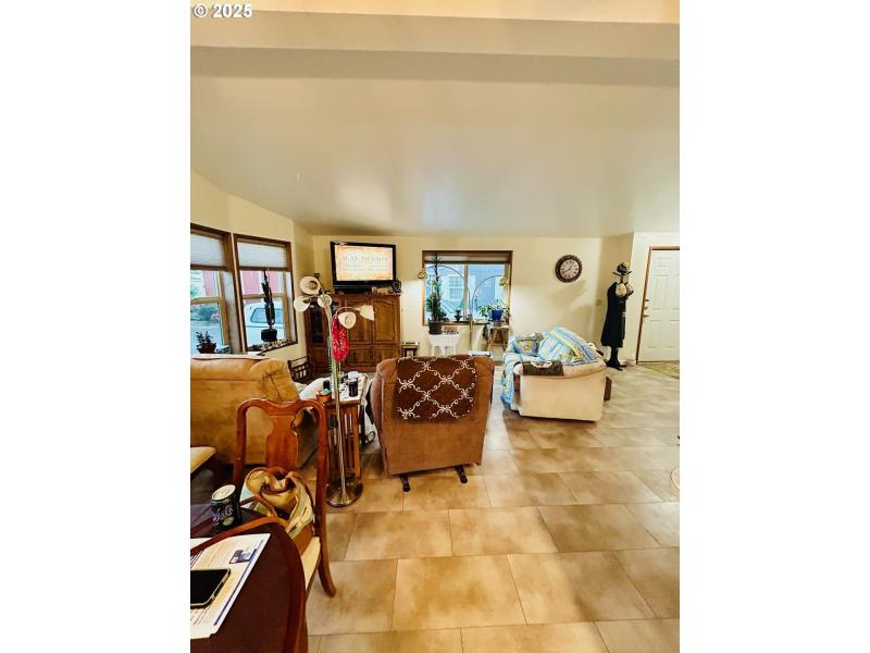 Living Room/Entrance