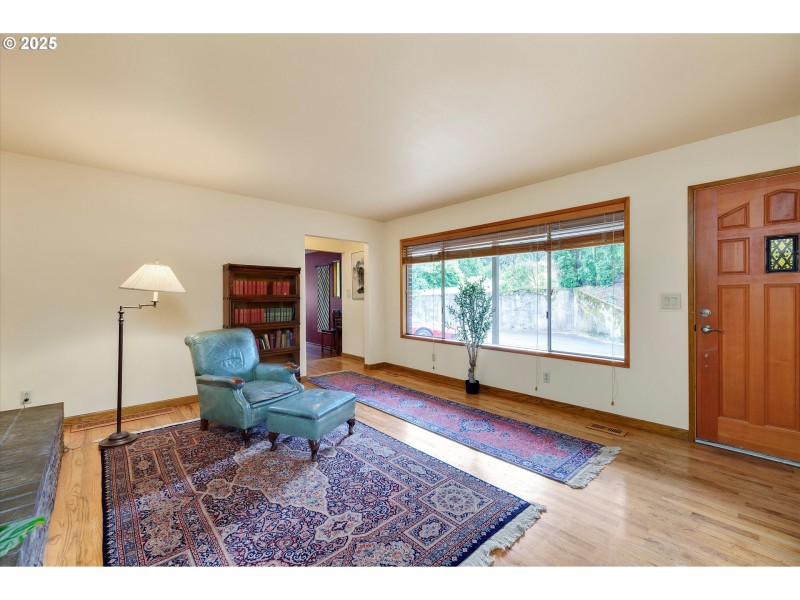 Living Room/Entrance