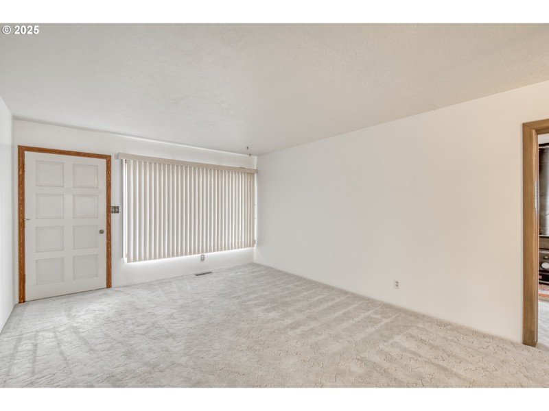 Living Room/Entrance