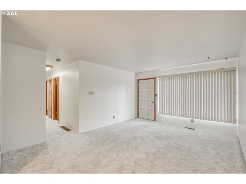 Living Room/Entrance