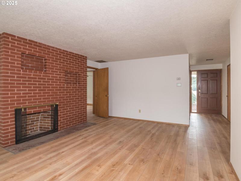 Living Room/Entrance