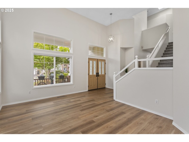 Living Room/Entrance