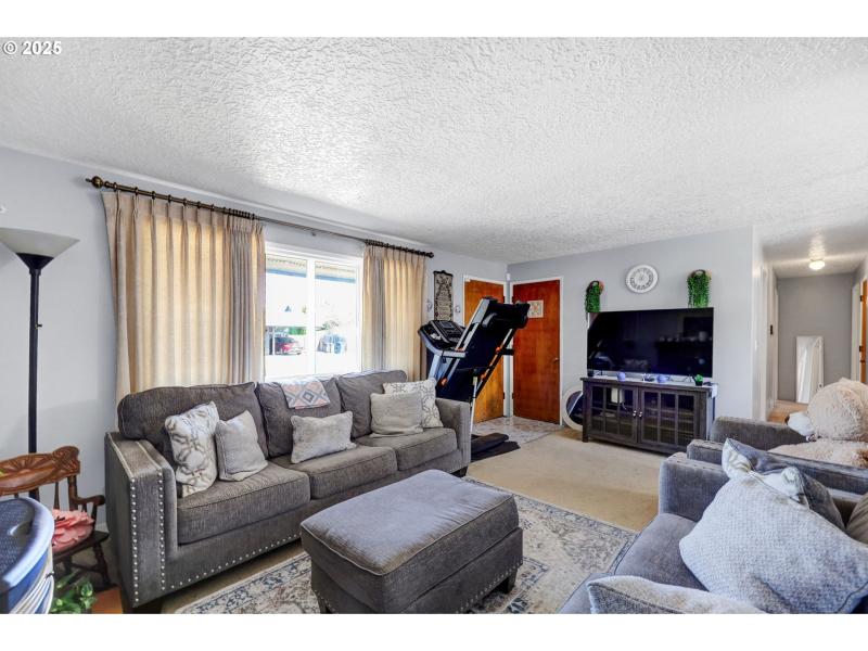 Living Room/Entrance