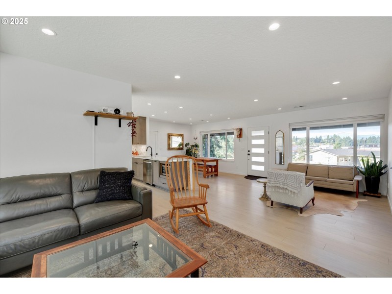 Living Room/Entrance