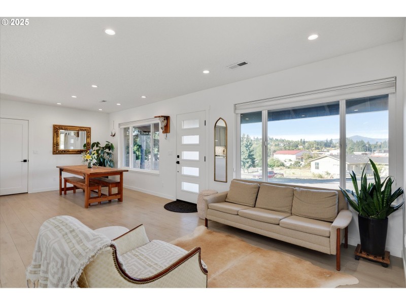 Living Room/Entrance