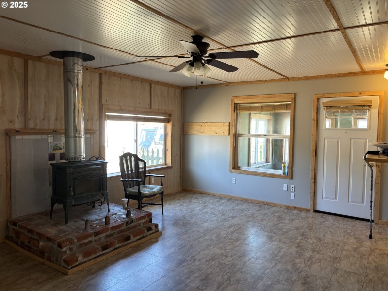 Living Room/Entrance