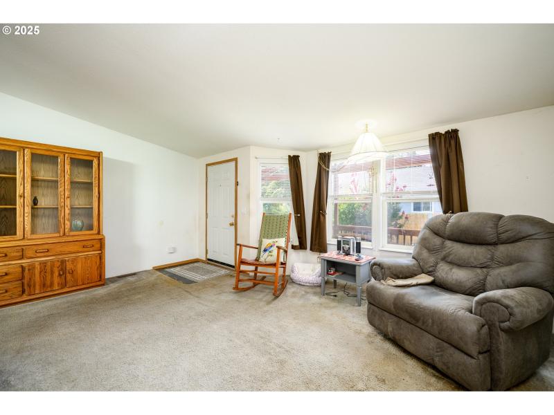 Living Room/Entrance