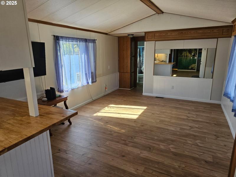 Living Room/Entrance