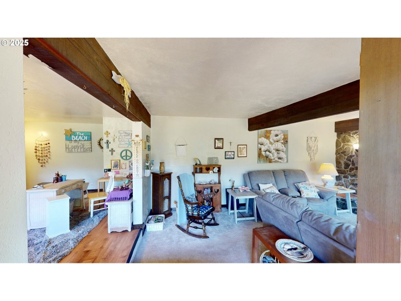 Living Room/Entrance